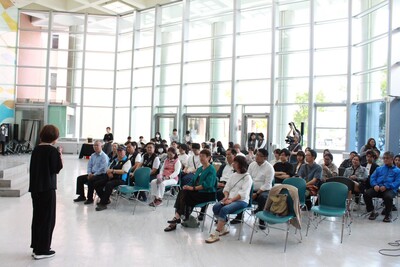 系主任對來賓致詞