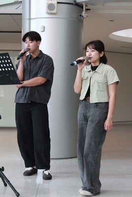 表演者唱歌照片2