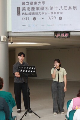 表演者唱歌照片1